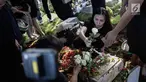 Kekasih almarhum Andika Putra Sahadewa, Nicky Santoso menaruh mawar di makam di TPU Sunan Giri, Rawamangun, Jakarta, Selasa (10/9). Bassist grup band Kerispatih, Andika Putra Sahadewa, meninggal dunia di usia 36 tahun. (Liputan6.com/Faizal Fanani)