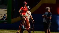 Seorang wanita belajar mengendarai sepeda klasiknya selama Sydney Classic Bicycle Show 2017 di Canterbury Velodrome di Sydney (6/5). Ajang ini menampilkan sepeda dari tahun 1800 sampai sekarang. (AFP Photo/Peter Parks)