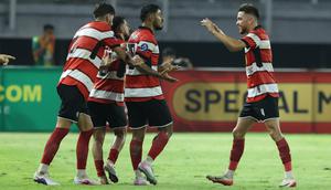 Persebaya Surabaya takluk 1-2 dari Madura United pada laga pekan ke-28 BRI Super League 2025/2026 di Stadion Gelora Bung Tomo, Surabaya, Jumat (17-4-2026). (Bola.com/M Iqbal Ichsan)