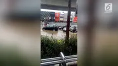 Sejumlah titik banjir muncul usai Jakarta diguyur hujan.