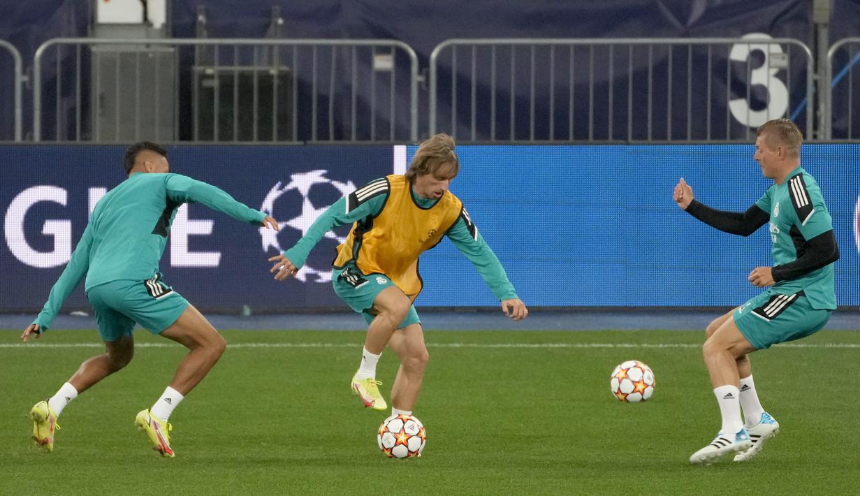 Gelandang Real Madrid, Luka Modric mengontrol bola saat berlatih bersama rekan setimnya di Stadion Olimpiyskiy di Kyiv, Ukraina, Senin (18/10/2021). Real Madrid akan bertanding melawan Shakhtar Donetsk pada Grup D Liga Champions di NSC Olimpyskiy. (AP Photo/Efrem Lukatsky)