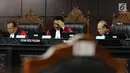 Hakim MK, I Dewa Gede Palguna (tengah) memimpin sidang perdana permohonan uji materi UU Nomor 7 Tahun 2017 tentang Penyelenggaraan Pemilu di Mahkamah Kontitusi, Jakarta, Selasa (5/9). Sidang membacakan nota pendahuluan. (Liputan6.com/Helmi Fithriansyah)