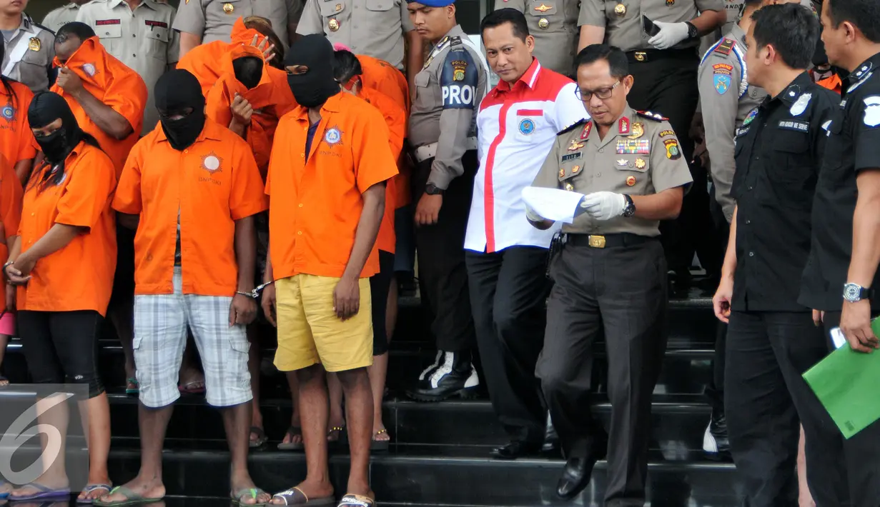 Kepala BNN, Budi Waseso dan Kapolda Metro Jaya Irjen Tito Karnavian saat akan merilis jaringan narkoba internasional di Polda Metro Jaya, Jakarta, Rabu (9/9/2015). Polisi  mengamankan barang bukti senilai Rp 174.500.000. (Liputan6.com/Andrian M Tunay)