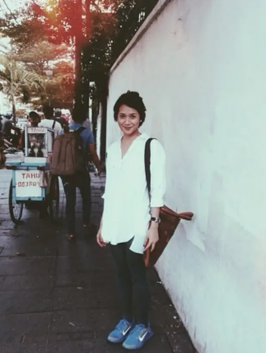 Nama Gista Putri mulai melambung ketika dirinya membintangi film berjudul ‘Simfoni Luar Biasa’. Sebelumnya ia berprofesi sebagai model dan juga pembawa acara musik. (via instagram/@gistaputri)