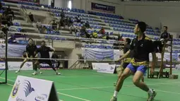 Pebulutangkis Garuda Indonesia Hendri Aprilianto dan Heriyanto (kanan) mengembalikan bola ke arah lawannya pebulutangkis Singapore Airlines Maniram dan Hamon dalam pertandingan ganda putra babak final kejuaraan bulutangkis XIII World Airlines Badminton Championship di GOR Lila Bhuana, Denpasar, Selasa (24/4). (Antara)
