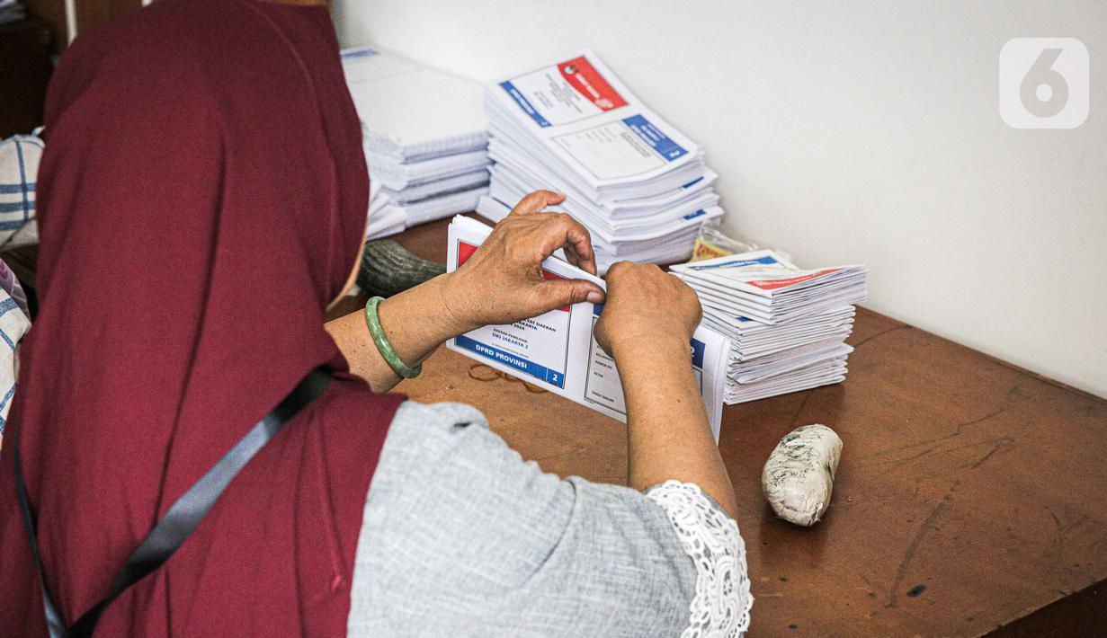 KPU setempat mulai melakukan proses penyortiran dan pelipatan surat suara secara bertahap. (Liputan6.com/Faizal Fanani)