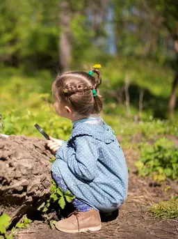 kondisi kurangnya paparan terhadap alam ini dikenal dengan istilah nature deficit disorder (NDD). Meski bukan diagnosis medis resmi, konsep ini menjelaskan bagaimana minimnya waktu di alam dapat memengaruhi kesehatan mental dan fisik, terutama pada anak-anak. (foto/dok: freepik)
