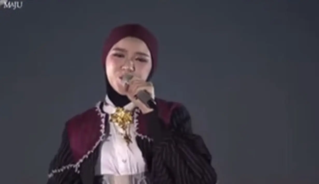 Outfit bergaya vintage ini dipadukan dengan rok midi Batik dan hijab lilit merah marun. [@tiaraandini]