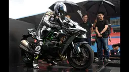 Jajaran Manajemen PT Kawasaki Motor Indonesia (KMI) memperlihatkan motor varian hyperbike Ninja H2 di Sirkuit Sentul, Bogor, Jumat (16/1). KMI menghadirkan dua motor varian hyperbike yakni Ninja H2 dan H2R. (ANTARA FOTO/Jafkhairi)