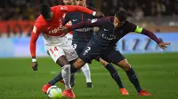 Pemain AS Monaco, Keita Balde Diao (kiri) berebut bola dengan pemain PSG, Thiago Silva pada  anjutan Ligue 1 di Louis II stadium, Monaco, (26/11/2017). PSG menang 2-1. (AFP/Anne-Christine Poujoulat)