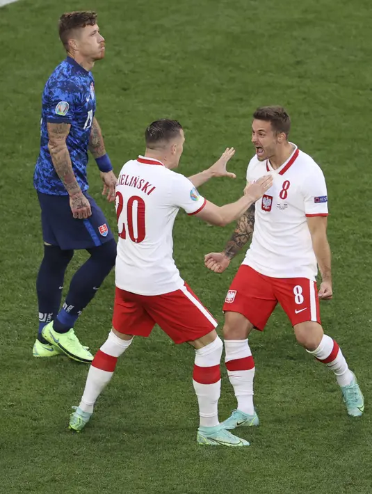 Gelandang Polandia, Karol Linetty (kanan) berselebrasi usai mencetak gol ke gawang Slovakia pada pertandingan grup E Euro 2020 di stadion Saint Petersburg, Rusia (14/6/2021).  Kemenangan ini, membuat Slovakia memimpin klasemen Grup E Euro 2020. (Anton Vaganov/Pool via AP)