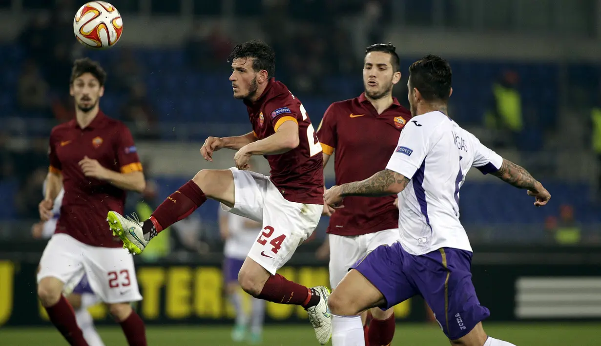 Duel panas terjadi di leg kedua 16 besar Liga Europa antara AS Roma dengan Fiorentina di Stadio Olimpico, Roma, Italy (19/3/2015). AS Roma Kalah 0-3 atas Fiorentina. (Reuters/Max Rossi)