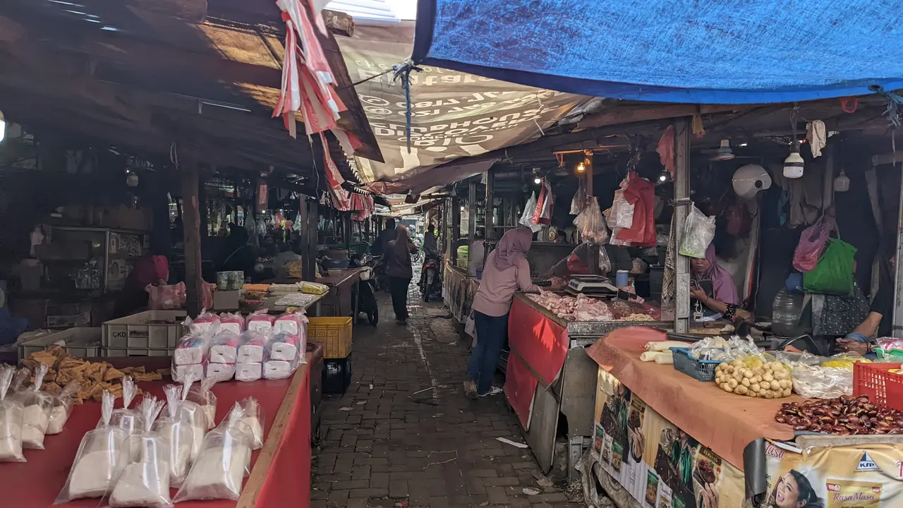 Potret kondisi pada siang hari di pelataran Pasar Jombang, Tangerang Selatan. setelah hiruk pikuknya pembeli di Pagi hari,
