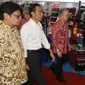 Presiden Jokowi, Menteri Perindustrian Airlangga Hartarto dan Ketua Umum GAIKINDO, Yohannes Nangoi meninjau pameran pada pembukaan GAIKINDO Indonesia International Auto Show (GIIAS) 2018 di ICE BSD, Tangerang, Kamis (2/8).  (Liputan6.com/Fery Pradolo)