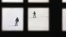 Pemain ski menuruni lereng di resor ski Tochal di luar ibu kota Teheran, Iran (1/1/2022). Di tengah polusi udara dan kesengsaraan ekonomi, penduduk Teheran menemukan kenyamanan di resor ski di utara Teheran di pegunungan Alborz. (AP Photo/Vahid Salemi)