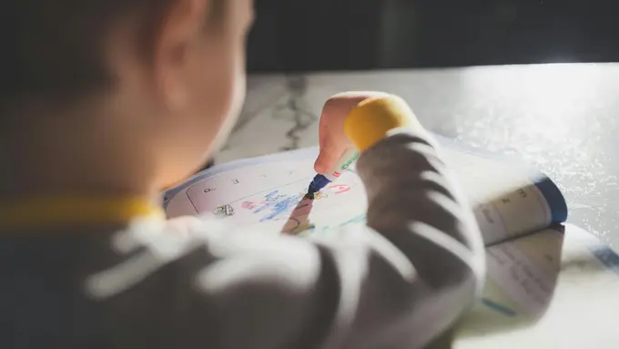 Cara Mendampingi Anak Introvert agar Tumbuh Percaya Diri