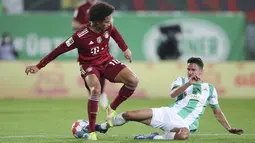 Bek Greuther Fuerth, Marco Meyerhofer dan penyerang Bayern Munchen Leroy Sane berebut bola pada pekan keenam Liga Jerman 2021/2022 di Trolli Arena, Sabtu (25/9/2021) dini hari WIB. Die Roten –julukan Bayern Munchen – menang 3-1 atas tim promosi Greuther Furth. (Daniel Karmann/dpa via AP)