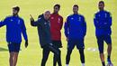 Para pemain Juventus mendengarkan instruksi pelatih Massimiliano Allegri selama sesi latihan di tempat latihan Continassa di Turin, Italia (7/12/2021). Juventus akan bertanding melawan Malmo pada Grup H Liga Champions di Allianz Stadium. (AFP/Marco Bertorello)