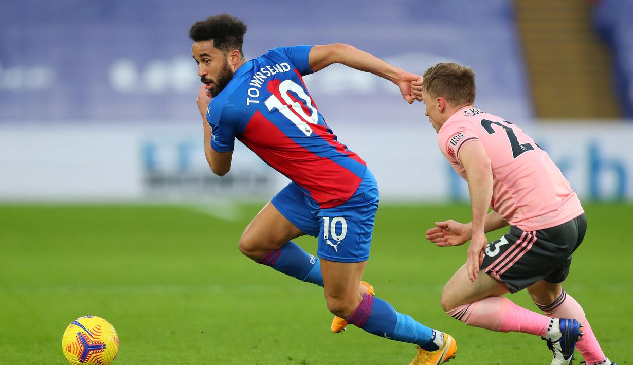 Gelandang Crystal Palace, Andros Townsend (kiri) menguasai bola dibayangi gelandang Sheffield United, Ben Osborn dalam laga lanjutan Liga Inggris 2020/21 pekan ke-17 di Selhurst Park, Sabtu (2/1/2021). Crystal Palace menang 2-0 atas Sheffield United. (AFP/Catherine Ivill/Pool)