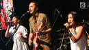 Grup musik Barasuara mengibur penonton saat tampil dalam acara XYZ Day 2018 di Jakarta, Rabu (25/4). PT Liputan Enam Dot Com dan PT KapanLagi Dot Com Networks, bersatu menjadi KapanLagi Youniverse (KLY). (Liputan6.com/Immanuel Antonius)