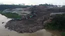 Foto udara memperlihatkan tumpukan sampah dari Tempat Pembuangan Akhir (TPA) Cipeucang masuk ke area Sungai Cisadane, Serpong, Tangerang Selatan, Rabu (3/6/2020). Sebelumnya, pada Jumat (22/5/) lalu turap yang menopang tumpukan sampah di TPA tersebut jebol. (Liputan6.com/Helmi Fithriansyah)