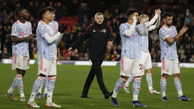 Foto: Usai Dibantai Watford, Ole Menghampiri Fans Manchester United Ditemani Sejumlah Pemain