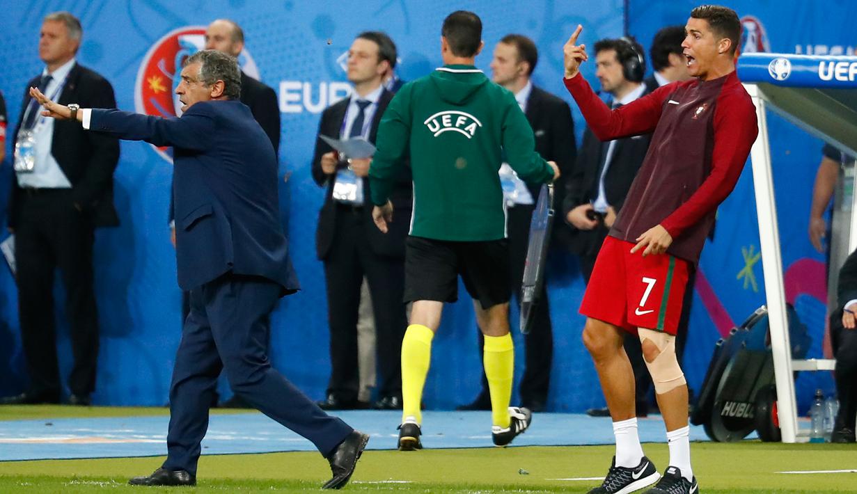  Cristiano Ronaldo bersama pelatihnya Fernando Santos mengintruksikan para pemain saat laga final Euro 2016 antara Portugal vs Prancis di Stade de France, Saint-Denis, Paris, Prancis, (10/7). Portugal menang 1-0 atas Prancis. (REUTERS/Michael Dalder)