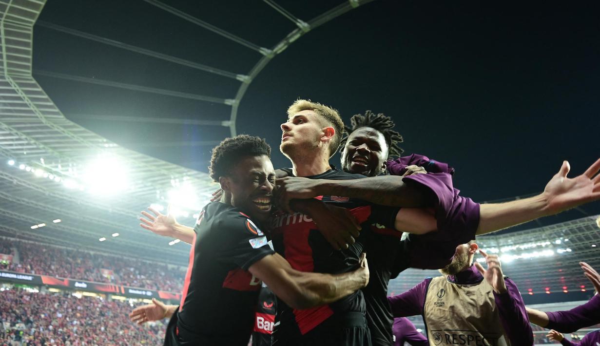 Para pemain Bayer Leverkusen melakukan selebrasi setelah Josip Stanisic (tengah) mencetak gol yang membuat skor menjadi 2-2 pada pertandingan sepak bola leg kedua semifinal Liga Europa melawan AS Roma di BayArena, pada 9 Mei 2024. (INA FASSBENDER/AFP)