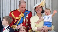 Pangeran Louis dalam gendongan sang ibu, Kate Middleton, melambai pada publik. (dok. Daniel LEAL-OLIVAS / AFP)