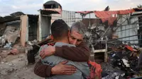 Warga Palestina bereaksi ketika mereka memeriksa kerusakan, sehari setelah serangan Israel, di Mawasi Khan Yunis, Jalur Gaza selatan pada 5 Desember 2024. (BASHAR TALEB/AFP)