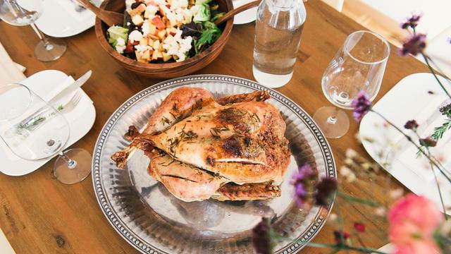 Ilustrasi meja makan.