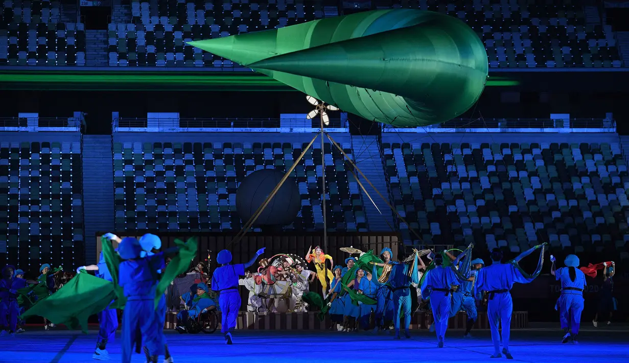 Para pemain ikut serta dalam upacara pembukaan Paralimpiade Tokyo 2020 di Stadion Olimpiade di Tokyo pada 24 Agustus 2021.
(AFP/Philip Fong)