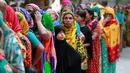 Sejumlah warga mengantre untuk mendapatkan makanan berbuka puasa di wihara Budha di Dhaka, Bangladesh (9/6). Program kegiatan membagikan makanan berbuka ini sudah dilakukan sejak enam tahun yang lalu. (AP Photo/A.M. Ahad)