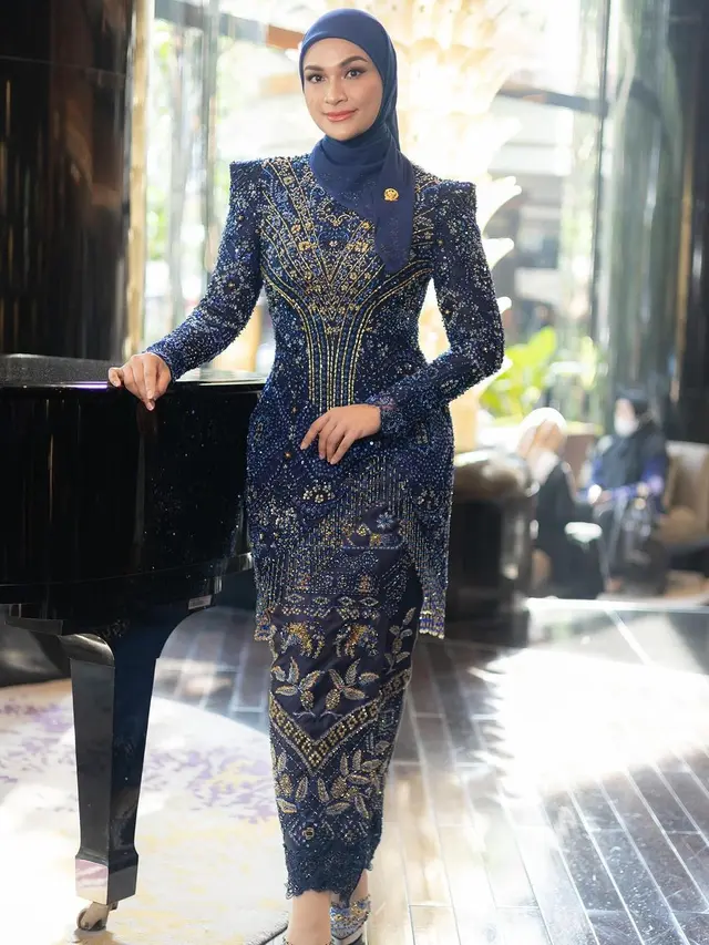 6 Inspirasi Kebaya Biru Navy Mewah dari Ashanty hingga Putri Zulkifli Hasan