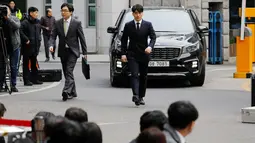 Kpop Idol, Seungri tiba untuk menjalani pemeriksaan di Kantor Polisi Metro Seoul, Kamis (14/3). Pemeriksaan kali ini adalah yang kedua kali bagi Seungri, setelah ia diselidiki pada 27 Februari pada kasus penggunaan praktik prostitusi (REUTERS/Kim Hong-Ji)