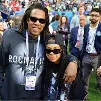 Tampil super slay, gaya Jay Z dan sang putri mencuri perhatian. Ivy tampak mengekana t-shirt dan baseball cap disertai kacamata hitam yang penuh gaya. c