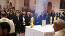 Presiden Palestina Mahmoud Abbas saat menghadiri misa Natal di Gereja Santa Katarina yang terhubung ke Gereja Nativity, di kota Bethlehem di Tepi Barat, (25/12). (AFP Photo/Musa Shaer Poll)
