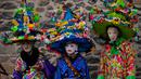 Sekelompok peserta mengenakan pakaian tradisional dan topi yang dikenal sebagai '' Ttutturo '' saat berpartisipasi dalam karnaval di desa Pyrenees Leitza, Spanyol (30/1). Bulu yang ada pada Ttutturo ini menyimbolkan tanah. (AP Photo / Alvaro Barrientos)
