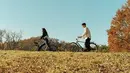 <p>Suzy membagikan foto saat bersepeda bersama Yang Se Jong di perkebunan. Vibes foto tersebut terasa hangat dan menyenangkan, bukan? (Foto: Instagram/ skuukzky)</p>