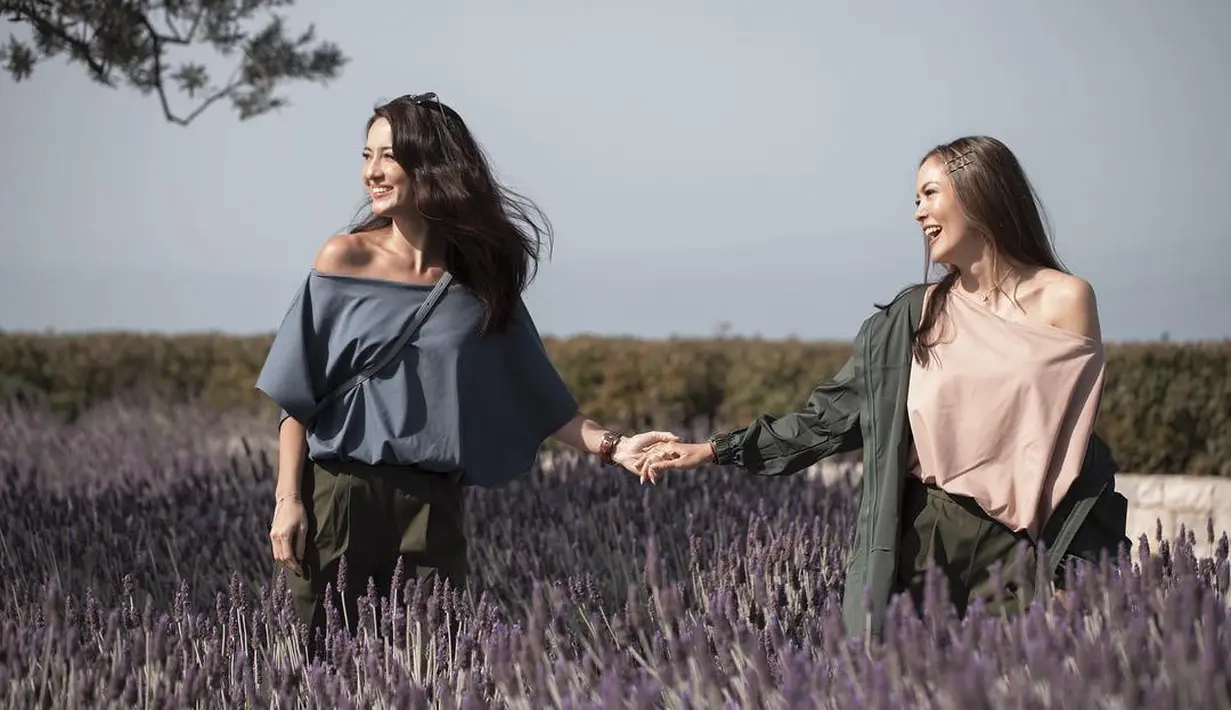 Gaya liburan dengan blouse yang memamerkan bahu juga seru (Foto: Instagram @cathysharon)