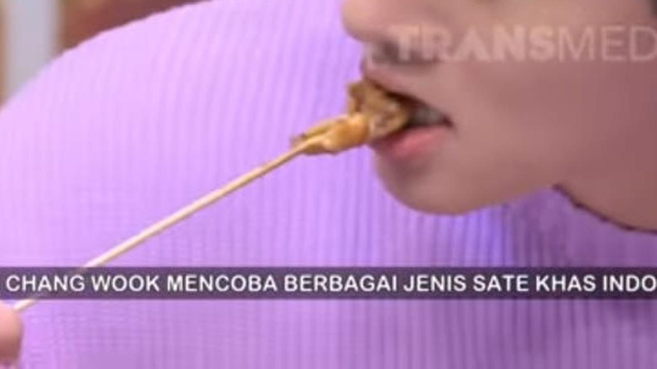 Potret Ji Chang Wook Makan Aneka Sate dan Minum Jamu Beras Kencur, Full Senyum Puji Semuanya Enak