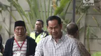 Terpidana Tubagus Chaeri Wardana atau Wawan (kanan) dan Fuad Amin tiba di Gedung KPK, Jakarta, Senin (22/10). Keduanya menjadi saksi untuk tersangka mantan Kalapas Sukamiskin Wahid Husein. (Liputan6.com/Herman Zakharia)