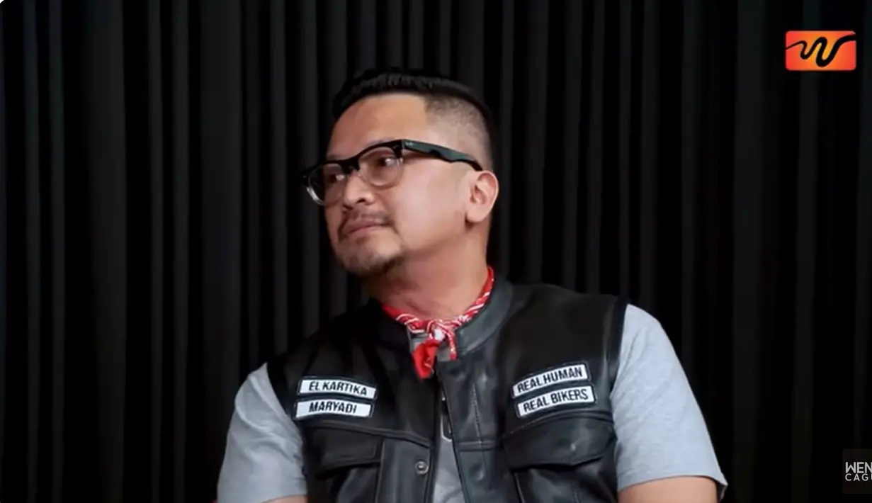 Pemeran dan komedian itu lantas menceritakan kejadian puluhan tahun silam. Hingga akhirnya ia ditahan di Polsek. Ia dipenjara karena kasus motor. [Youtube/WENDI CAGUR]