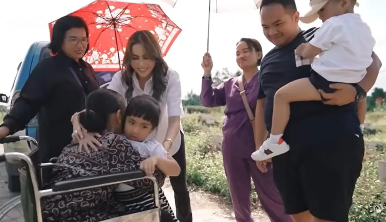 Bagi anak-anaknya, ini merupakan momen pertama ke kampung kelahiran ibunya. Briell sempat lupa kepada opungnya, sementara si bungsu Abe masih takut kepada neneknya karena baru pertama bertemu.  [Youtube/Momo Youtube Channel]