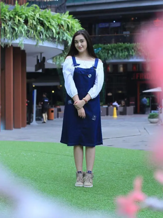 [Bintang] Gaya Ersya Aurelia, Ranty Maria dan Cut Syifa dengan Padu-padan Jeans yang Kekinian, Siapa Favoritmu?