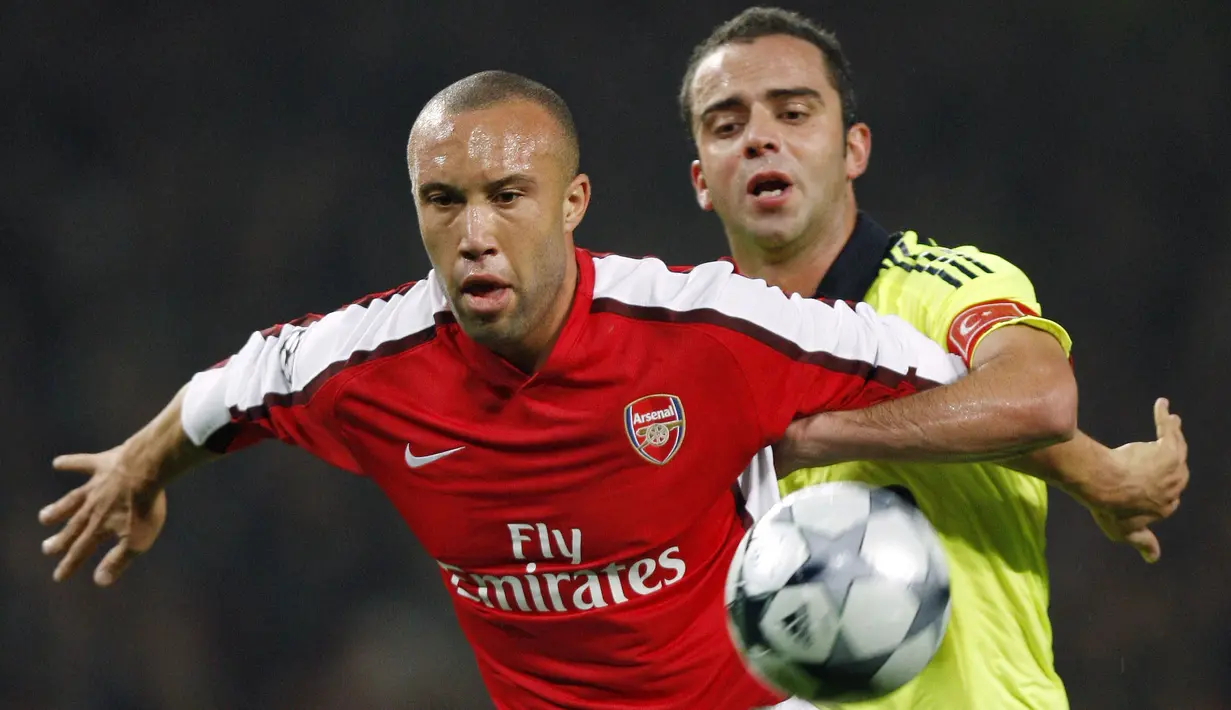 Mikael Silvestre - Mantan pemain Manchester United ini direkrut Arsene Wenger pada usia yang sudah tak muda lagi yakni 31 tahun. Pemain yang kaya pengalaman ini di kontrak The Gunners dengan durasi dua tahun. (AFP/Adrian Dennis)