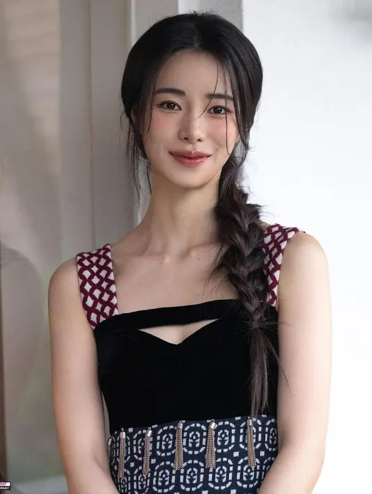 Lim Ji Yeon dengan rambut dikepang dan ditarik ke satu sisi, bukankah memang tak bisa dipungkiri bahwa ia memesona? Foto: Instagram.