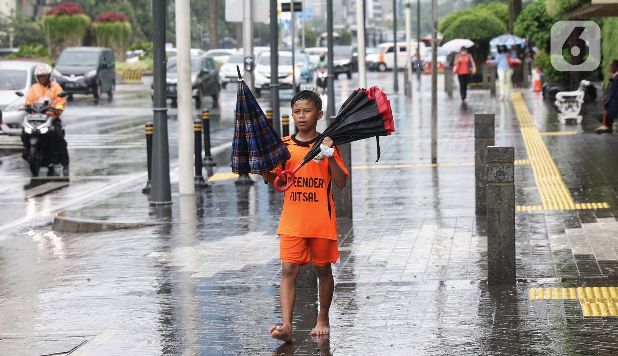 Foto Potret Bocah Ojek Payung Menjemput Rupiah Di Kala Hujan