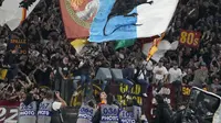 Bek AS Roma, Gianluca Mancini mengibarkan bendera bergambar tikus usai duel melawan rival sekota Lazio pada lanjutan Liga Italia 2023/2024, Sabtu (6/4/2024) malam WIB. (AP Photo/Gregorio Borgia)