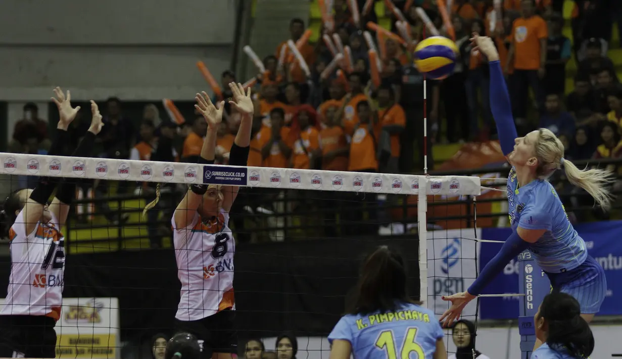 Pevoli Bandung Bank BJB, Maja Burazer, melakukan smash saat melawan Jakarta BNI 46 pada perebutan tempat ketiga Proliga 2019 di GOR Among Rogo, Yogyakarta, Sabtu (23/2). BNI 46 menang 3-1 atas BJB. (Bola.com/Yoppy Renato)